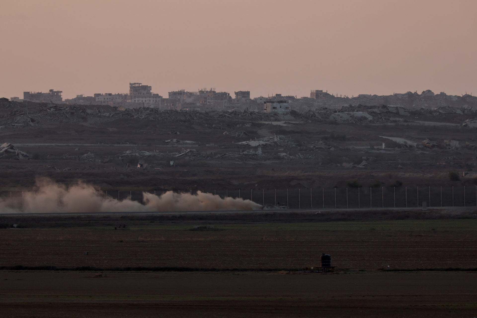 Tropas israelíes patrullan la zona fronteriza entre Israel y el norte de la Franja de Gaza, vistas desde el lado israelí de la frontera, en el sur de Israel, el 7 de agosto de 2025. EFE