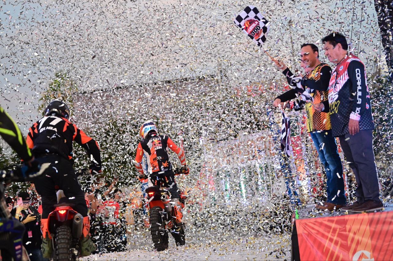 Manolo Jiménez y Román Cepeda dan el arranque al Rally Coahuila 1000 en Plaza Mayor