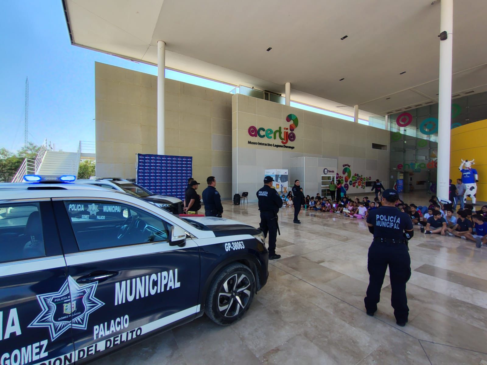 Policías de Gómez Palacio realizan actividades en el Museo del Acertijo dirigidas a niños