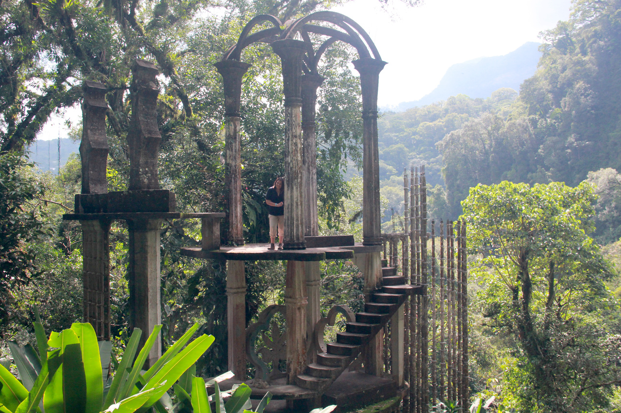 Visitante admira el Jardín Surrealista en la Huasteca Potosina, un espacio único donde arte, naturaleza y cultura se fusionan para ofrecer una experiencia auténtica y mágica.