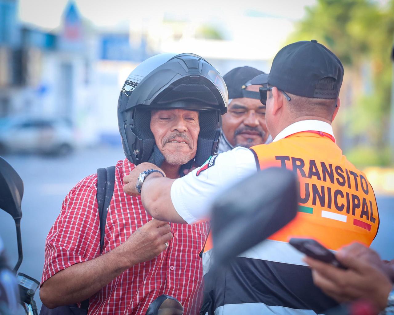 Entregan cascos de seguridad a motociclistas; suman 500 en lo que va de 2025