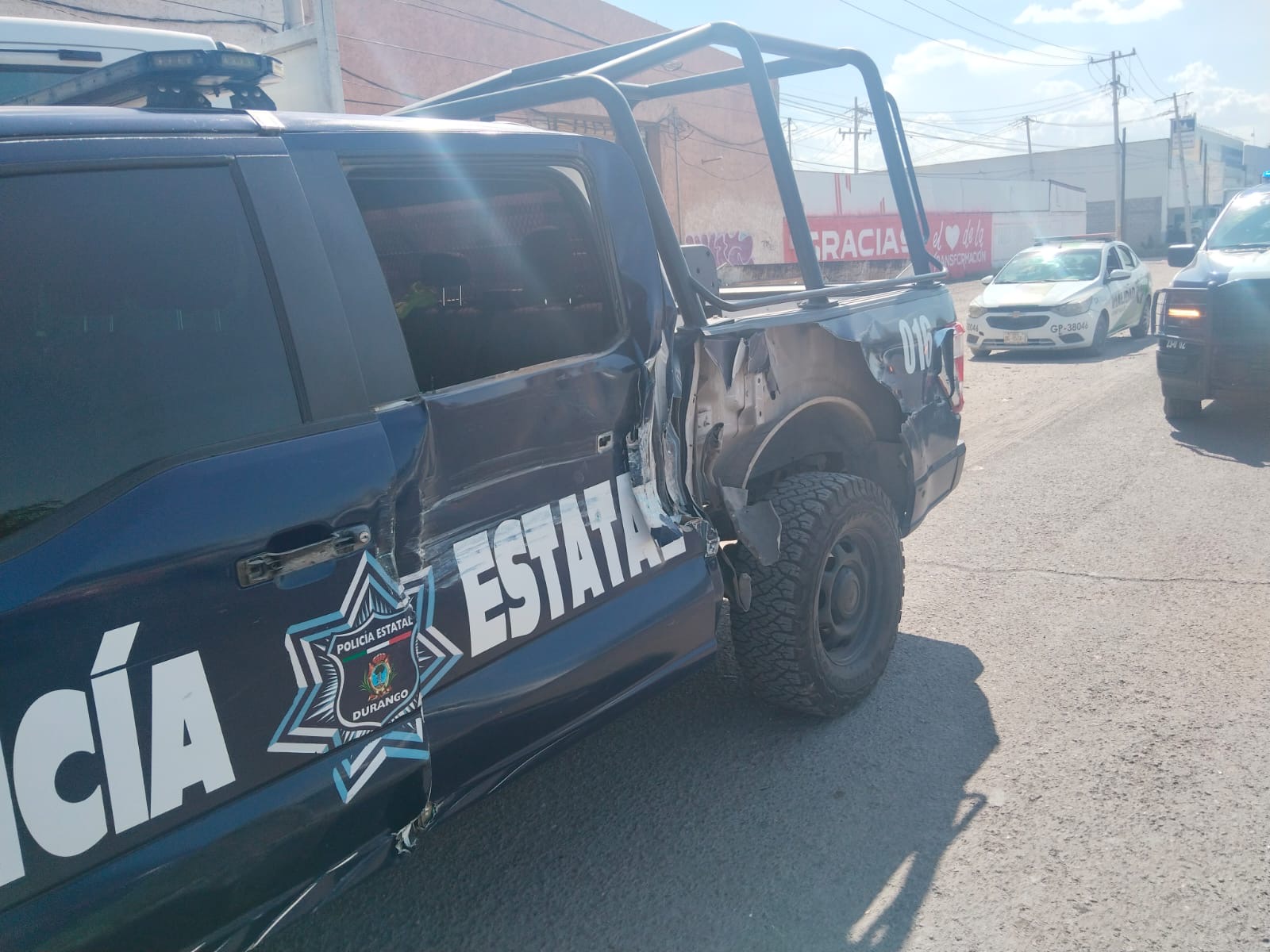 Camión impacta patrulla de la Policía Estatal en Gómez Palacio