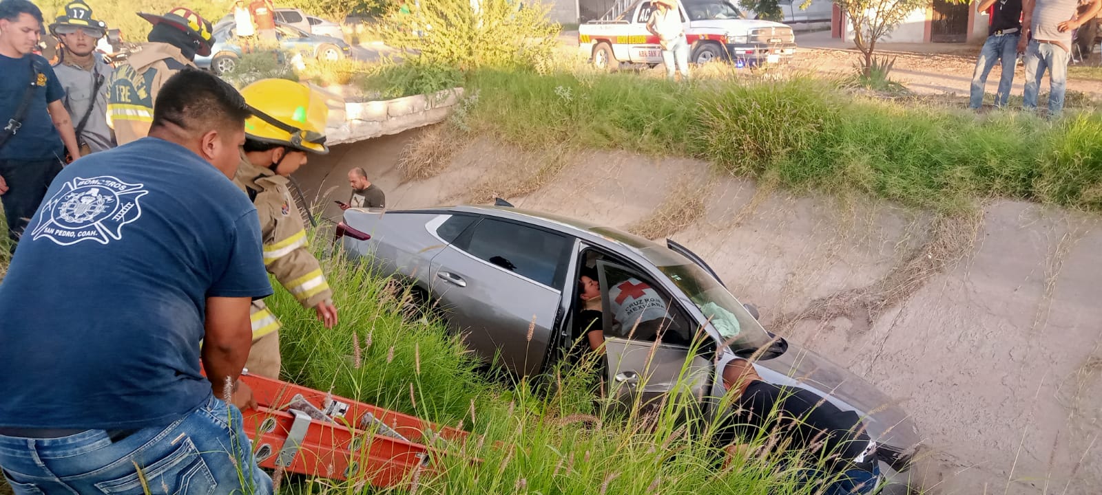 Automóvil cae a canal de riego en San Pedro; tres personas lesionadas