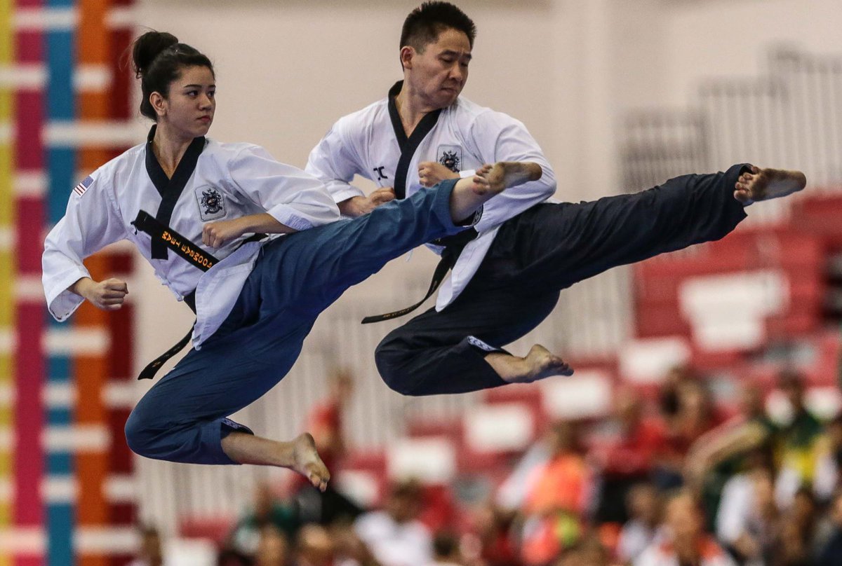 El Poomsae freestyle combina la técnica tradicional del poomsae con elementos creativos como música, acrobacias y coreografía. (Especial)
