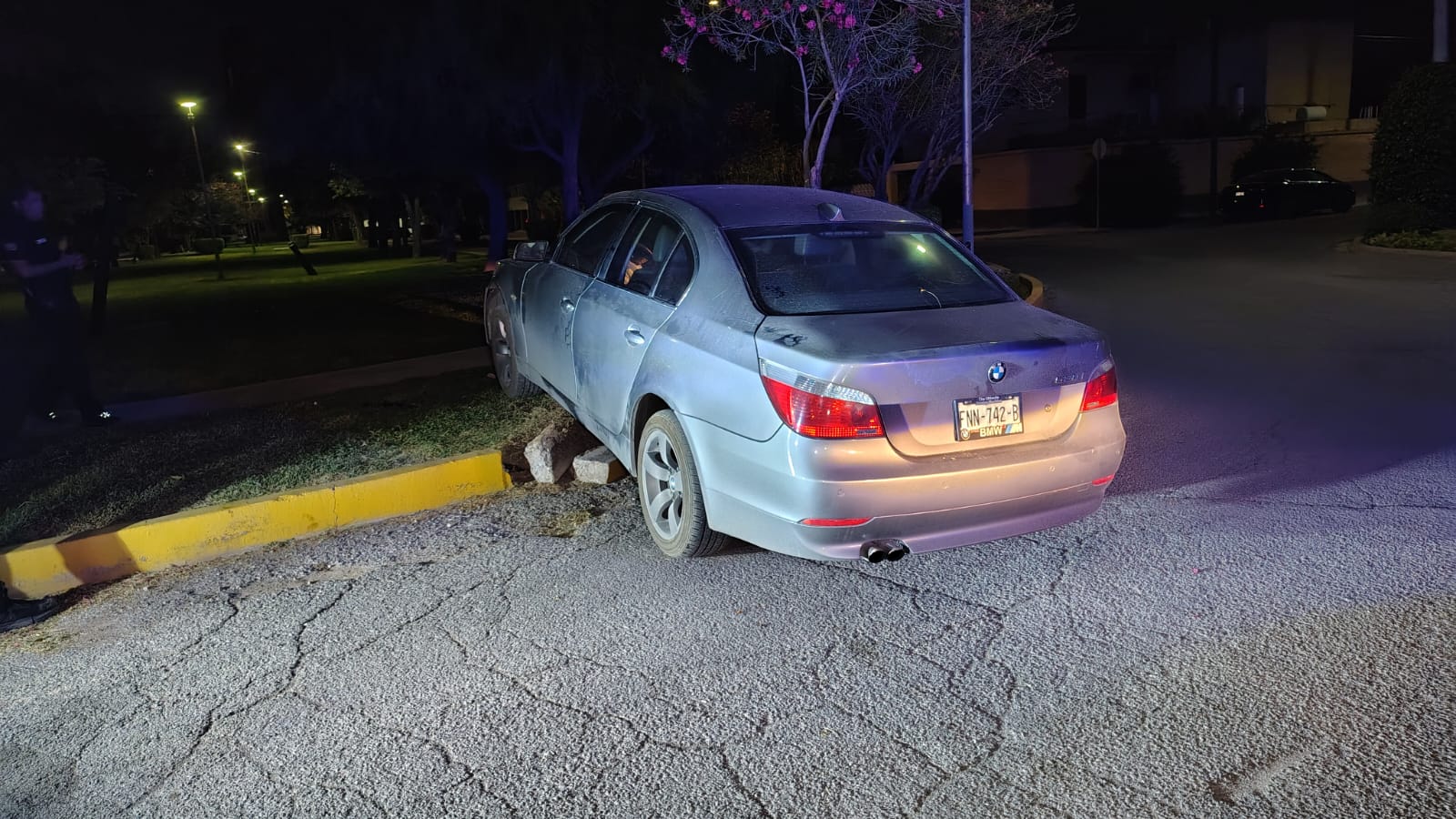 Abandonan vehículo que chocó en colonia Torreón Jardín