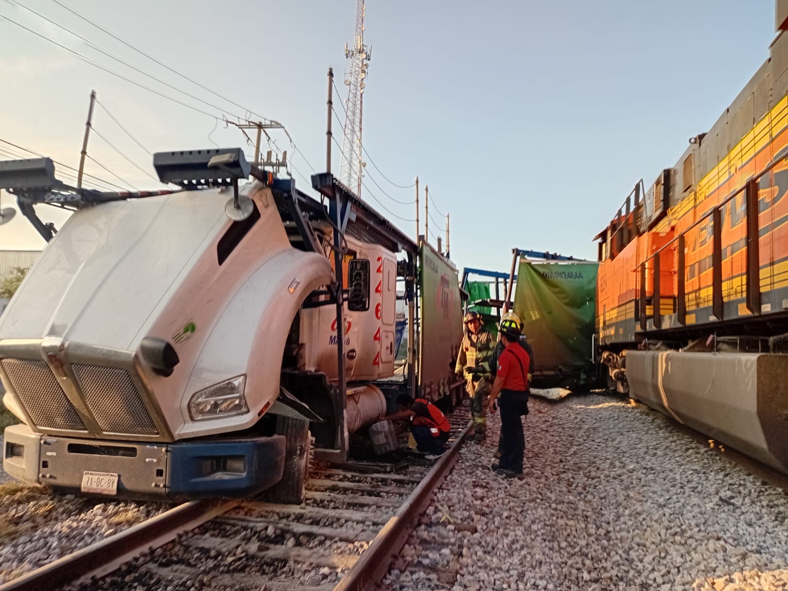 Tren choca a tráiler y lo arrastra más de 250 metros