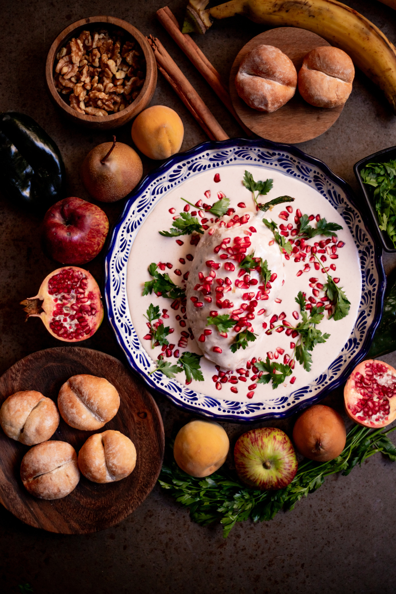 El relleno tradicional de los chiles en nogada combina carne de cerdo y res con frutas típicas de Puebla, creando un sabor lleno de historia y tradición.