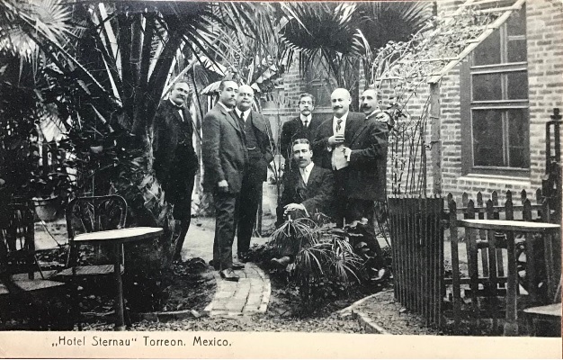 Elegante era la clientela que asistía a departir socialmente en las instalaciones del Hotel Sternau, negociación que estuvo ubicada en la calle Múzquiz sur del sector Alianza. Antigua postal con la membresía del hotel. (CORTESÍA)