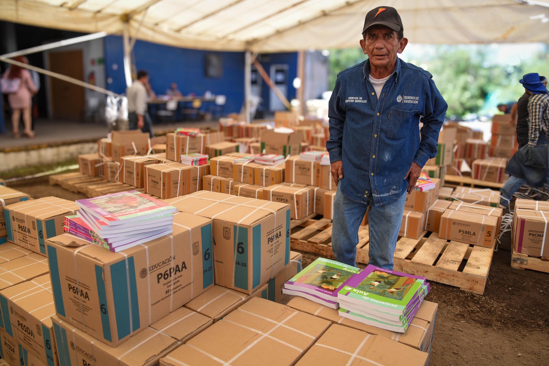 Envían uniformes, útiles y libros a Laguna de Durango