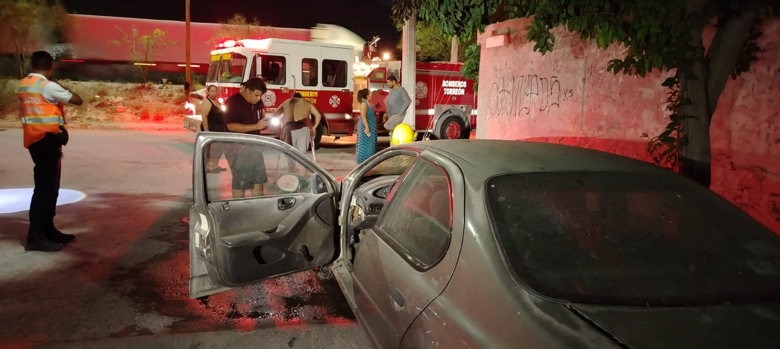 Vehículo se incendia en Las Dalias; vecinos evitaron que el fuego se propagara