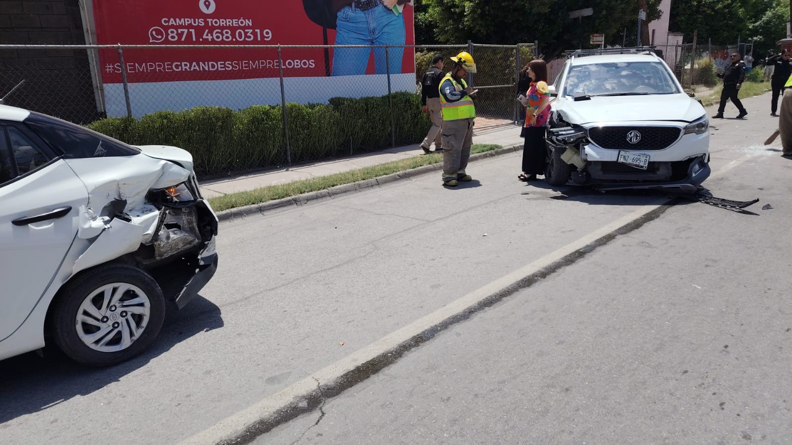 Choque entre autos deja uno volcado, sin heridos reportados
