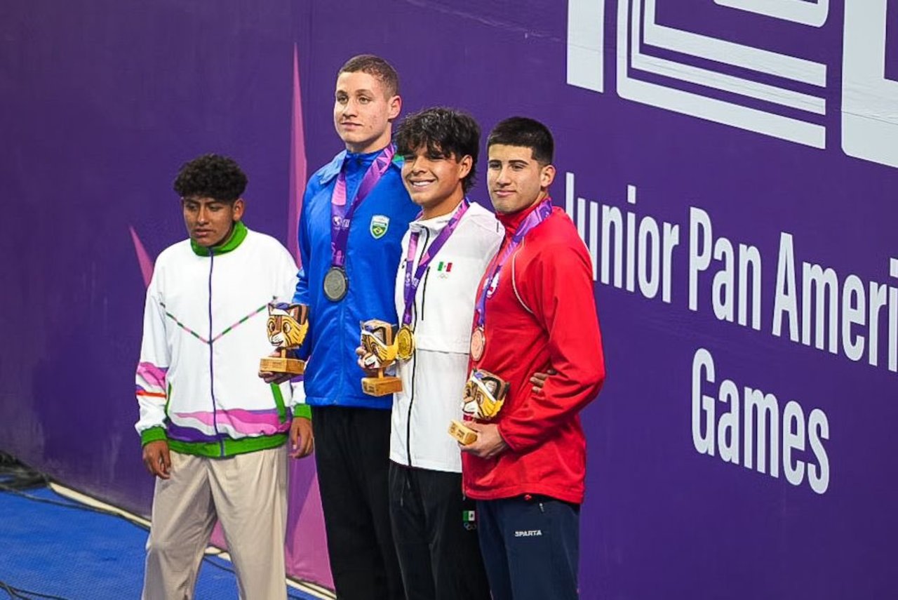 Humberto (c) conquistó la presea dorada en Paraguay sobre el brasileño Samuel Lopes (i) y el chileno Edhy Vargas (d).