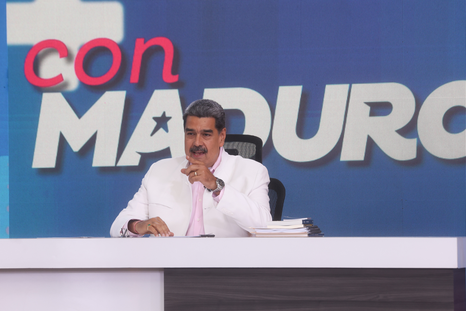 Alejandro Moreno denuncia al presidente de Venezuela Nicolás Maduro ante la FGR