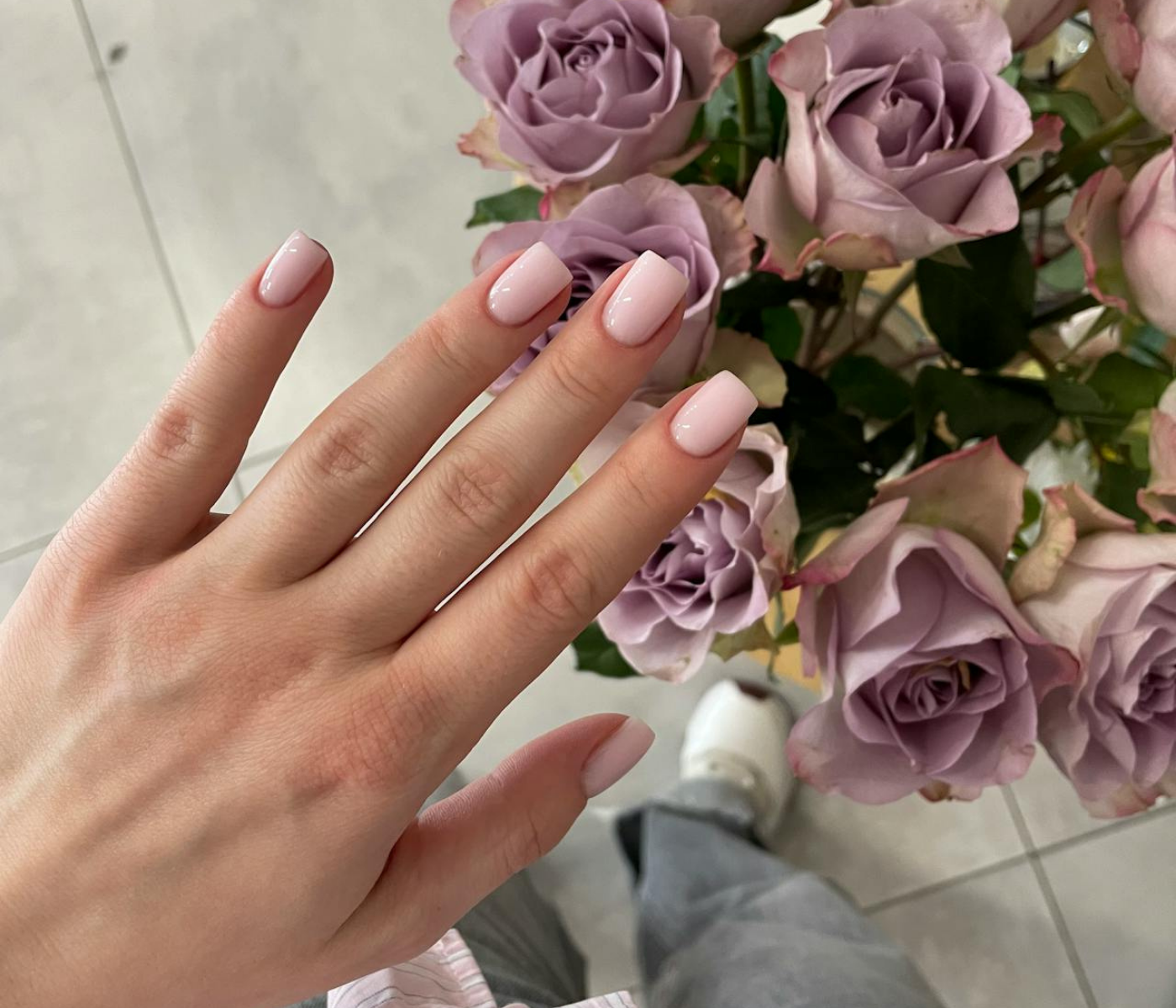 Las uñas cuadradas están vinculadas con la elegancia y la practicidad, según la psicología. [Pexels]