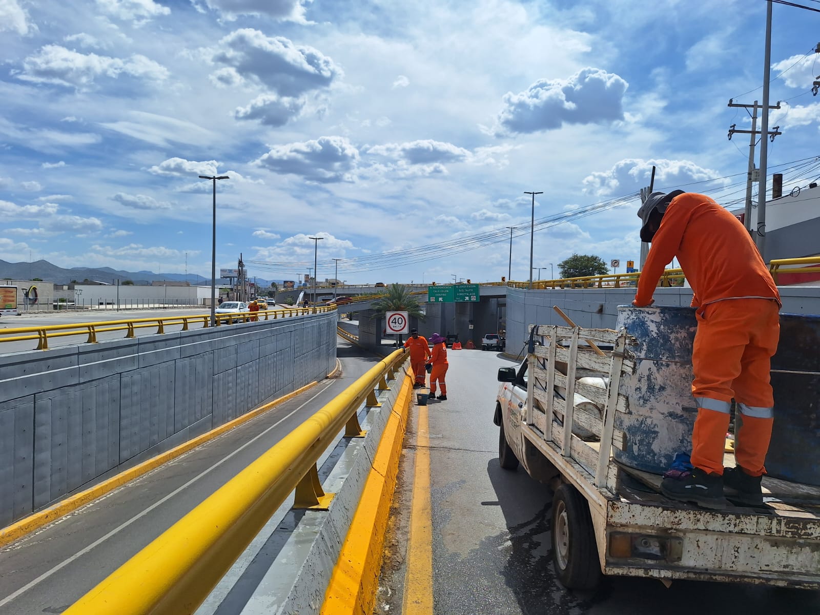 Refuerzan mantenimiento y limpieza en el Nudo Mixteco para mayor seguridad vial