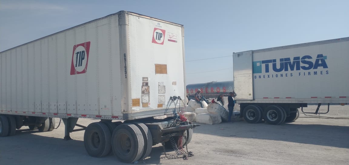 Se registra incendio en tráiler cargado con pacas de algodón en Gómez Palacio