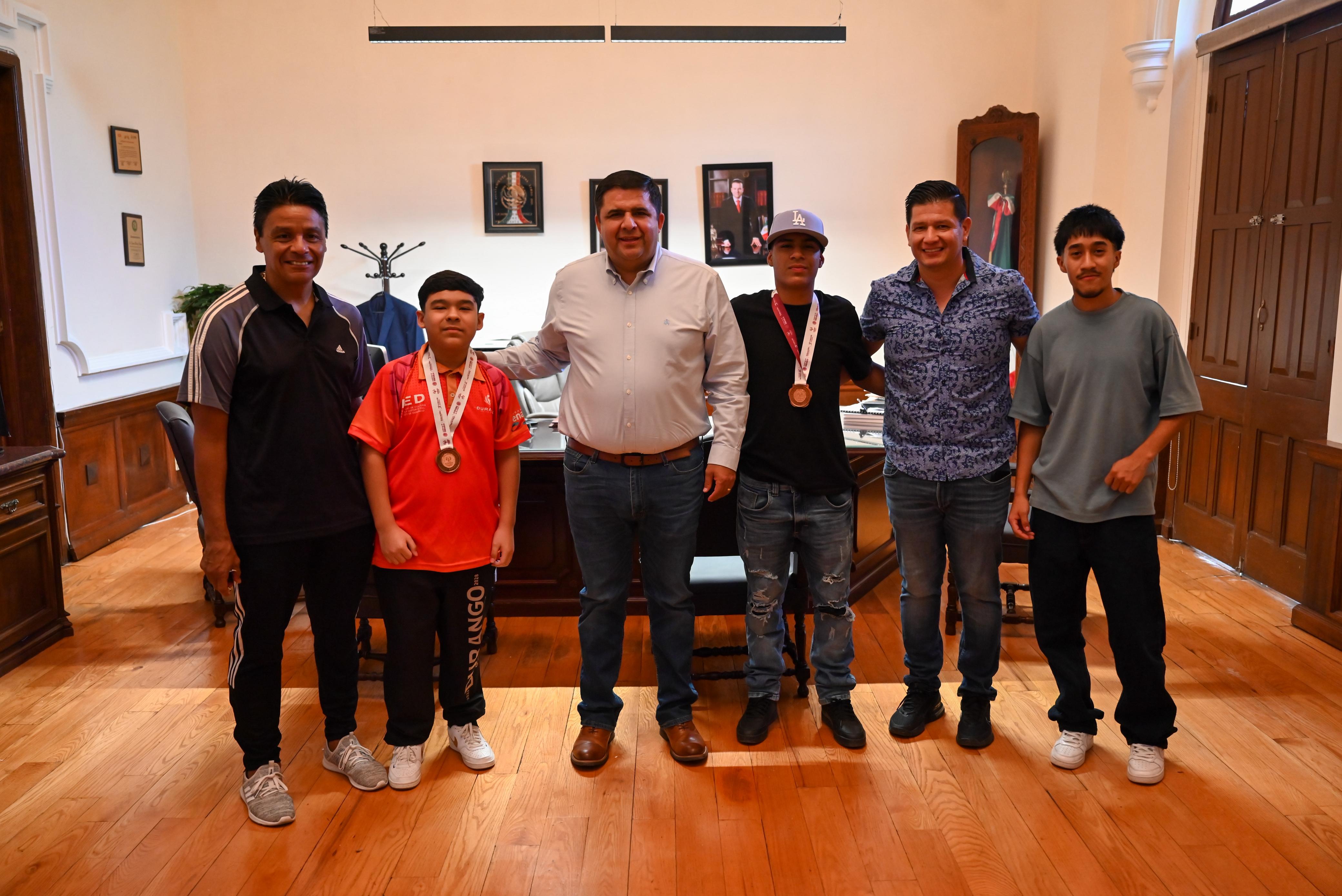 Recibe alcalde de Lerdo a medallistas de Olimpiada Nacional 2025