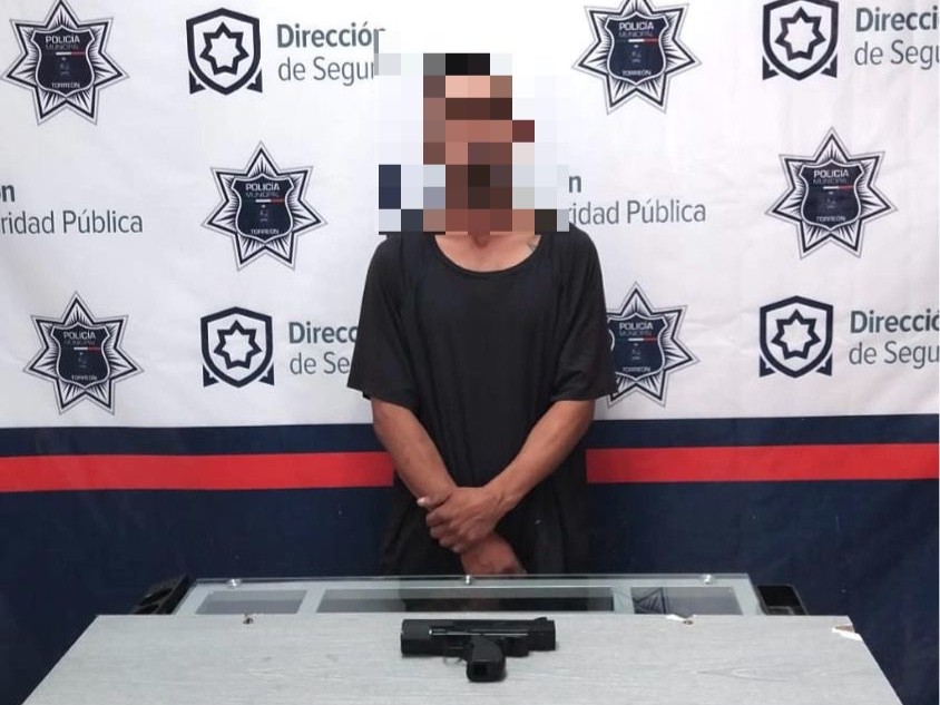 Policía de Torreón detiene a sujeto por robo con intimidación en Villas La Merced