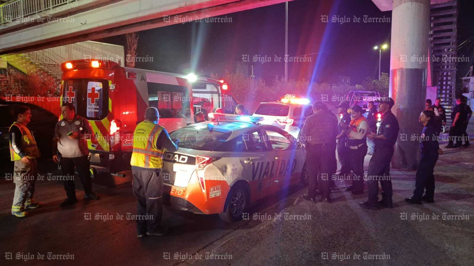 Salvan a hombre que intentaba lanzarse de puente peatonal en Torreón