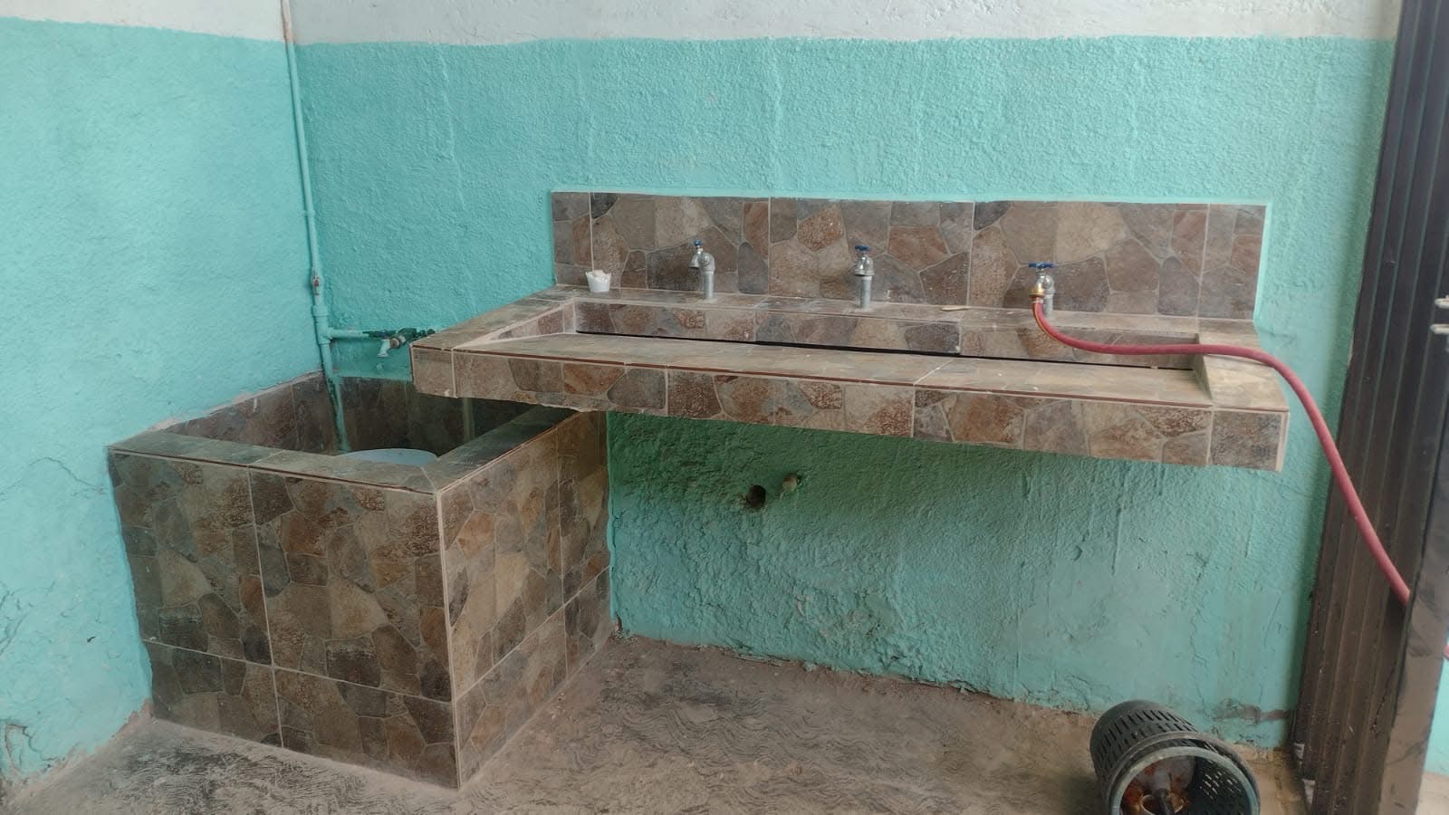 Dentro de lasmejoras que sufrió el lugar ubicado en la colonia Santiago Ramírez, está la construcción de regaderas y baños para el uso de los migrantes.  (EL SIGLO DE TORREÓN)