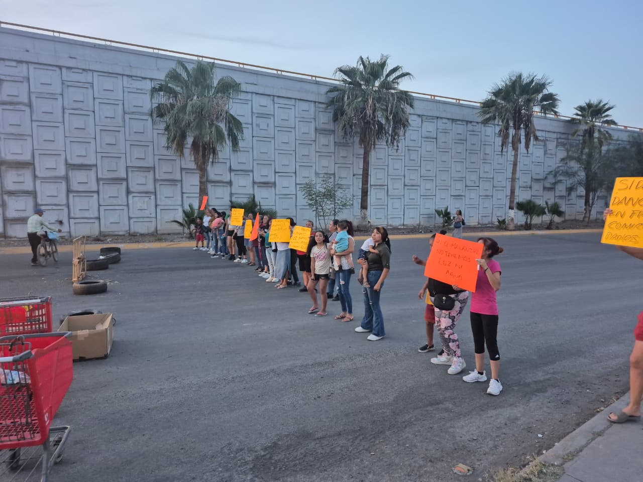 Vecinos de Gómez Palacio protestan por apagones; bloquean bulevar y prenden fuego a llantas