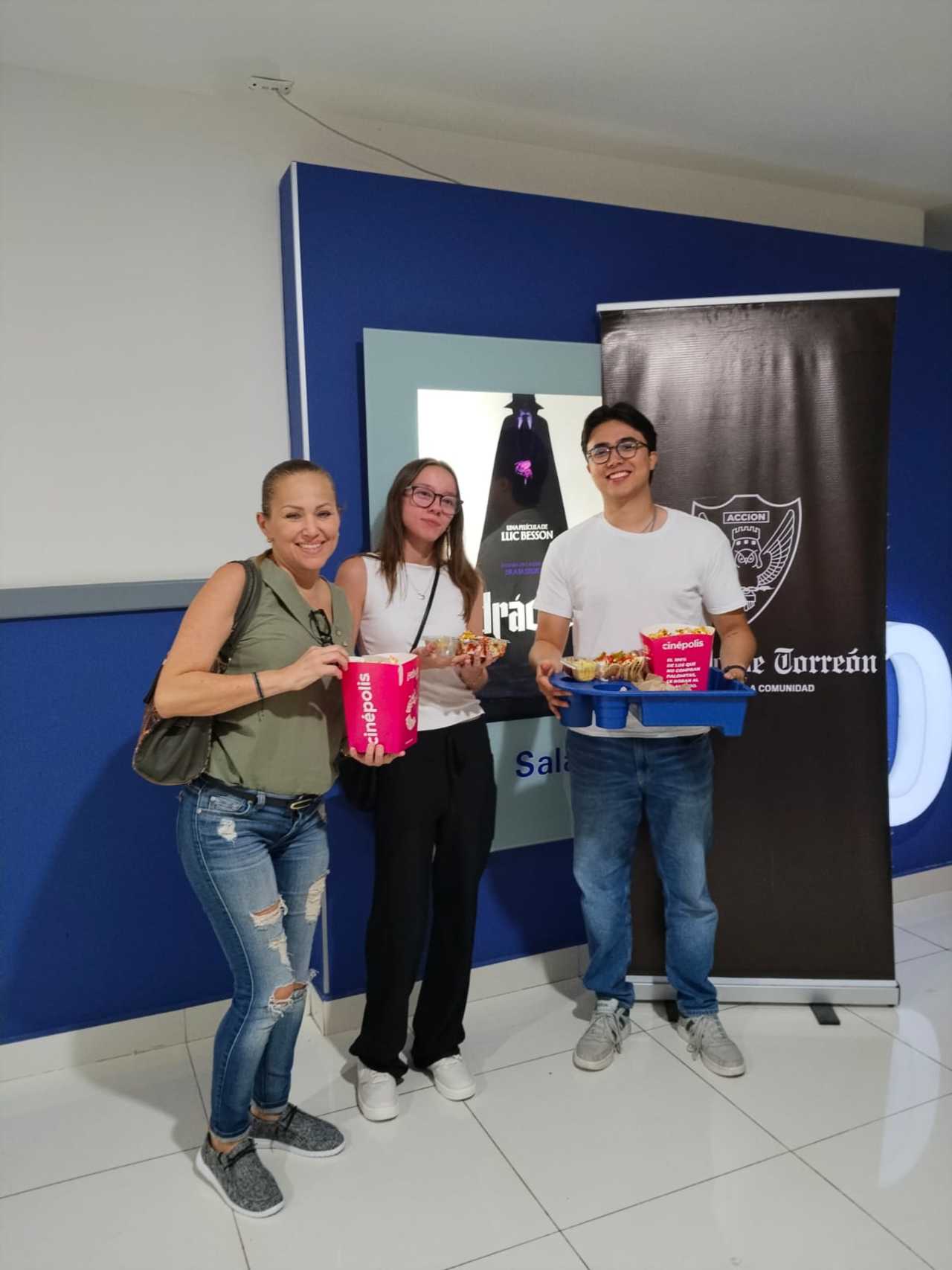 Suscriptores. Maribel, Hanna y Santiago esperaban expectantes a que iniciara la película; antes de entrar a la sala pasaron a la dulcería para hacer más amena la experiencia.