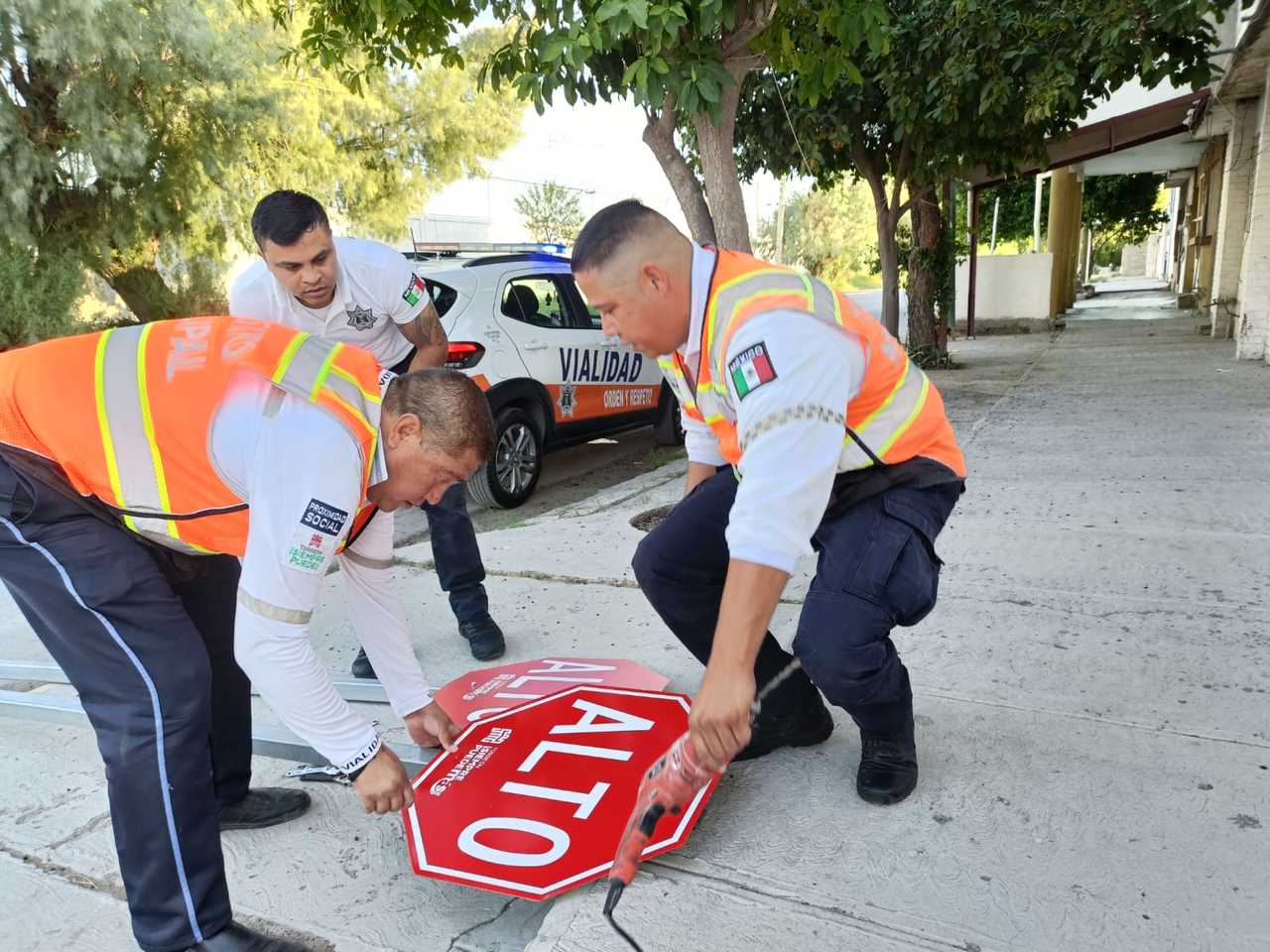 Instalan señalamientos de alto en el cruce de la avenida Matamoros y Saltillo 400.