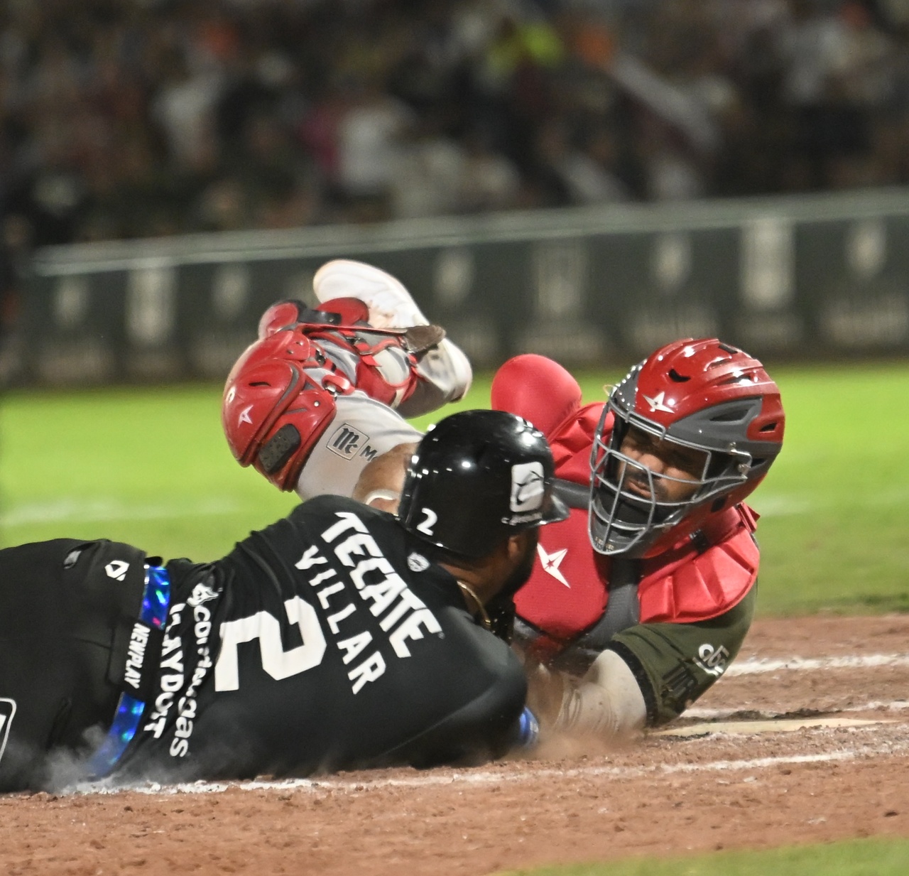De poder a poder, ha sido hasta el momento la serie de playoffs de la Zona Norte entre Tijuana y el Unión Laguna, reflejo fiel fue la jugada en la que Tomás Telis puso out en home a Jonathan Villar, que significa la carrera de la voltereta para los Guindas, en otros emocionante encuentro en el Estadio de la Revolución.