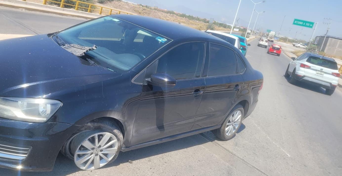 Camión de carga se da a la fuga tras chocar un sedán en Gómez Palacio
