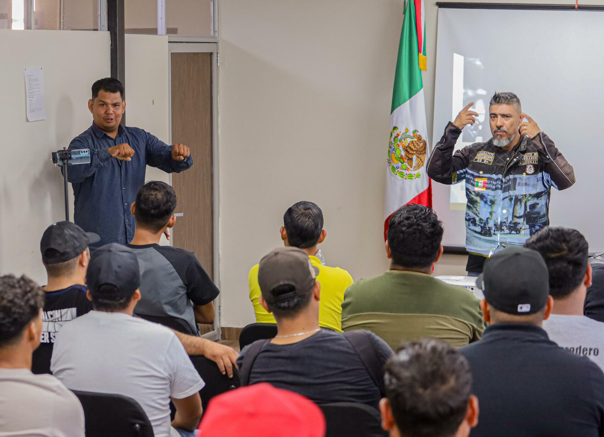 Capacitan a motociclistas con discapacidad auditiva en conducción defensiva