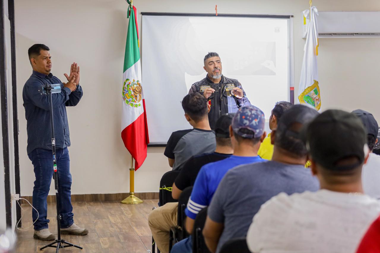 Capacitan en conducción defensiva a motociclistas con discapacidad auditiva.