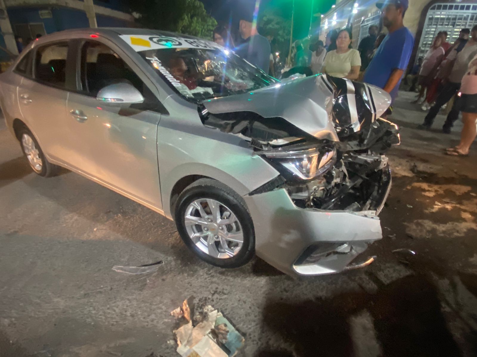 Choque entre automóvil y motocicleta deja daños materiales en la colonia 5 de Mayo de Gómez Palacio
