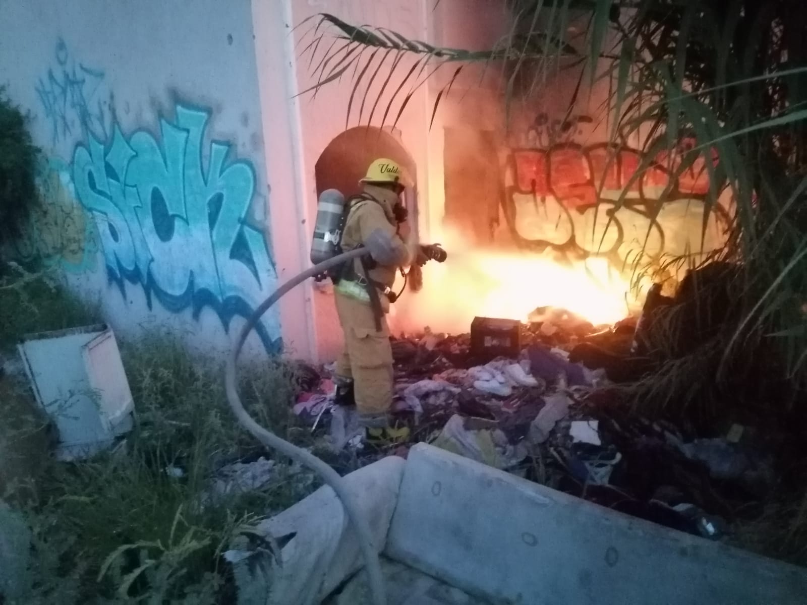 Incendio en vivienda abandonada moviliza a Bomberos en Lerdo