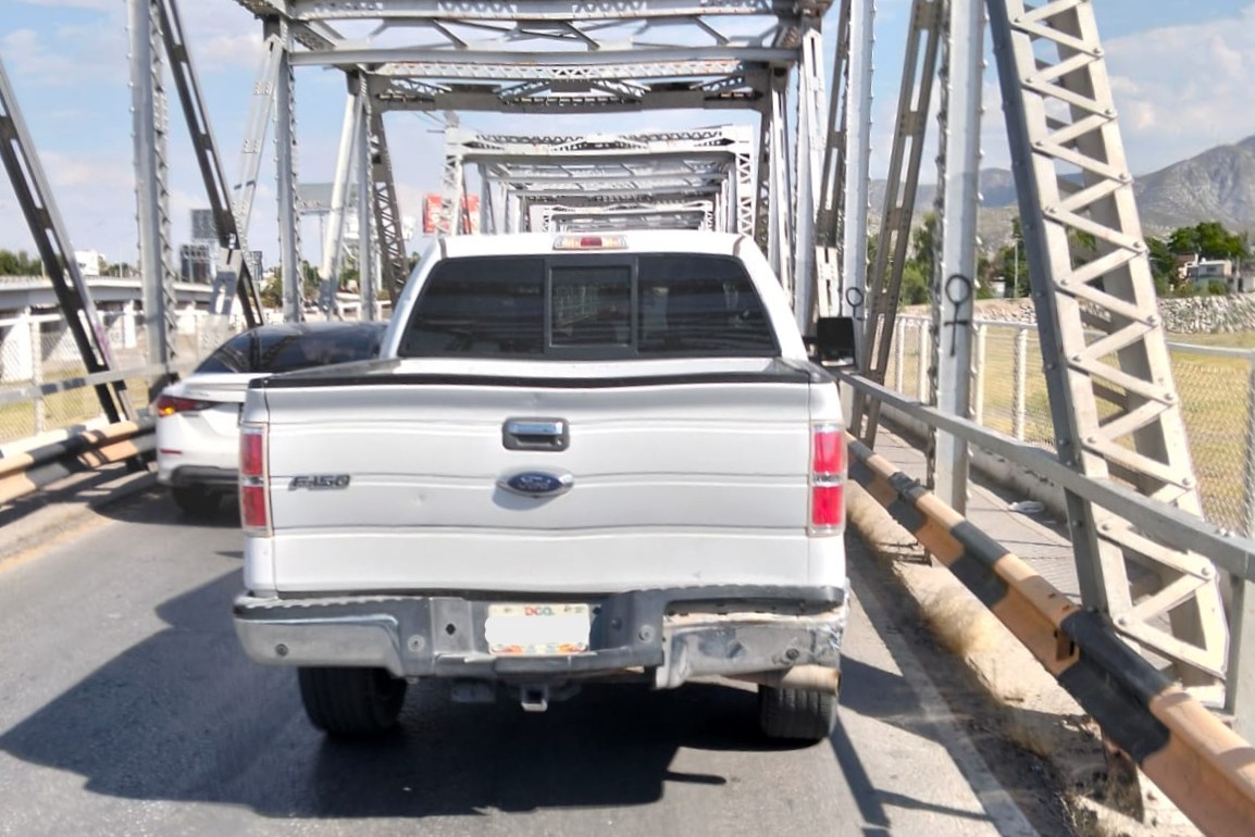 Choque por alcance en el puente plateado deja daños materiales