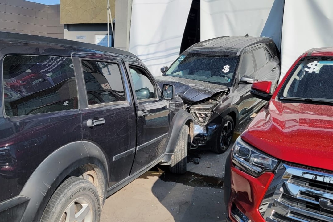 Mujer choca contra dos camionetas estacionadas al exterior de agencia de autos en Torreón