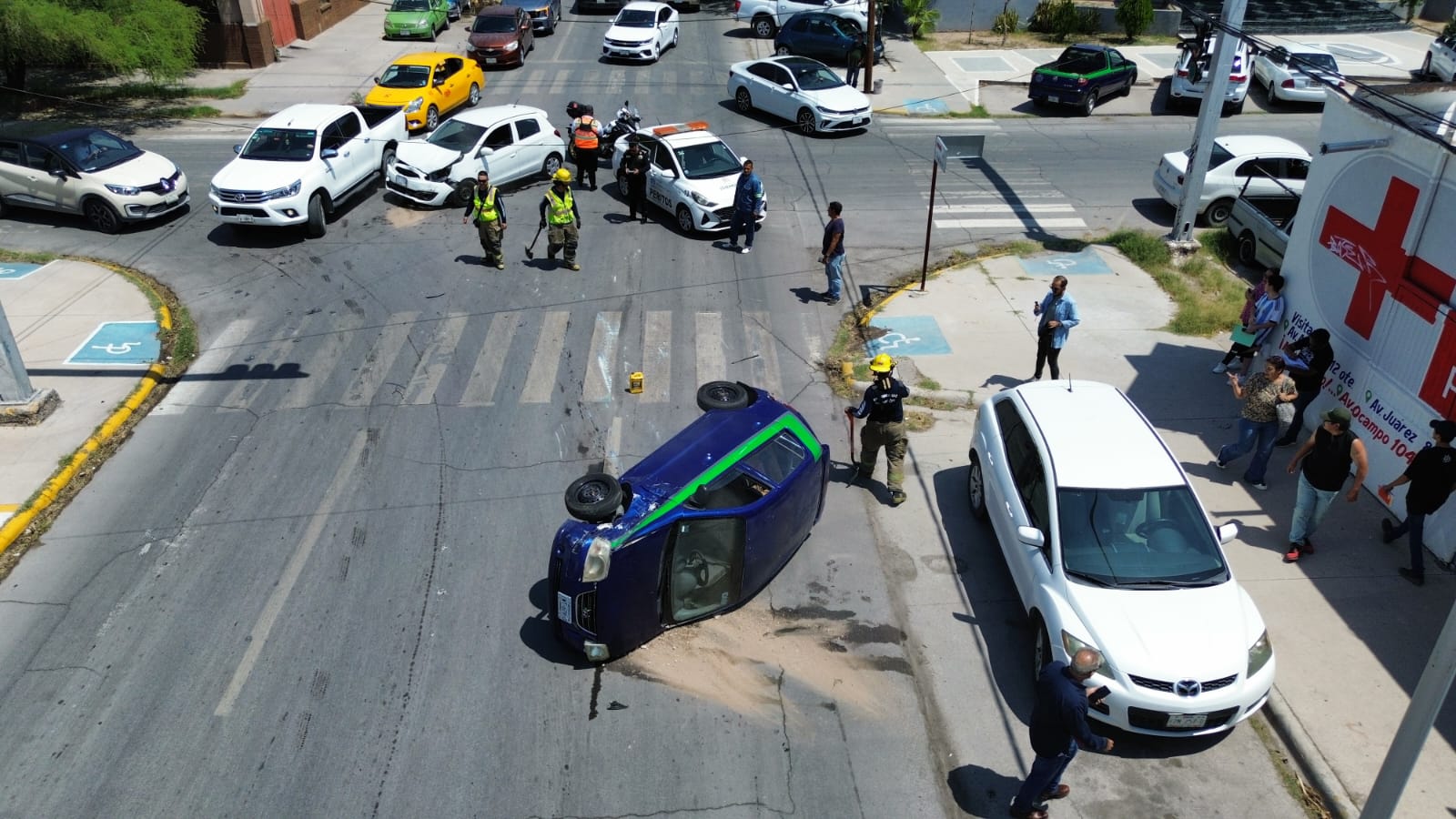 Se registra choque volcadura en crucero semaforizado de Torreón