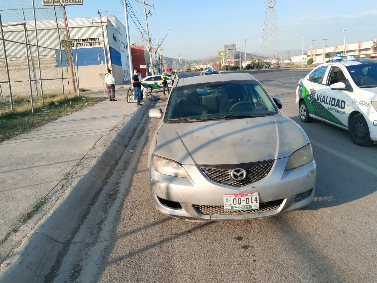 Auto impacta a ciclista frente al fraccionamiento Santa Rosa de Gómez Palacio