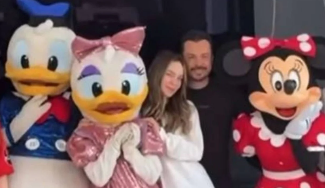 Belinda es captada junto a un funcionario mexicano en Disneylandia