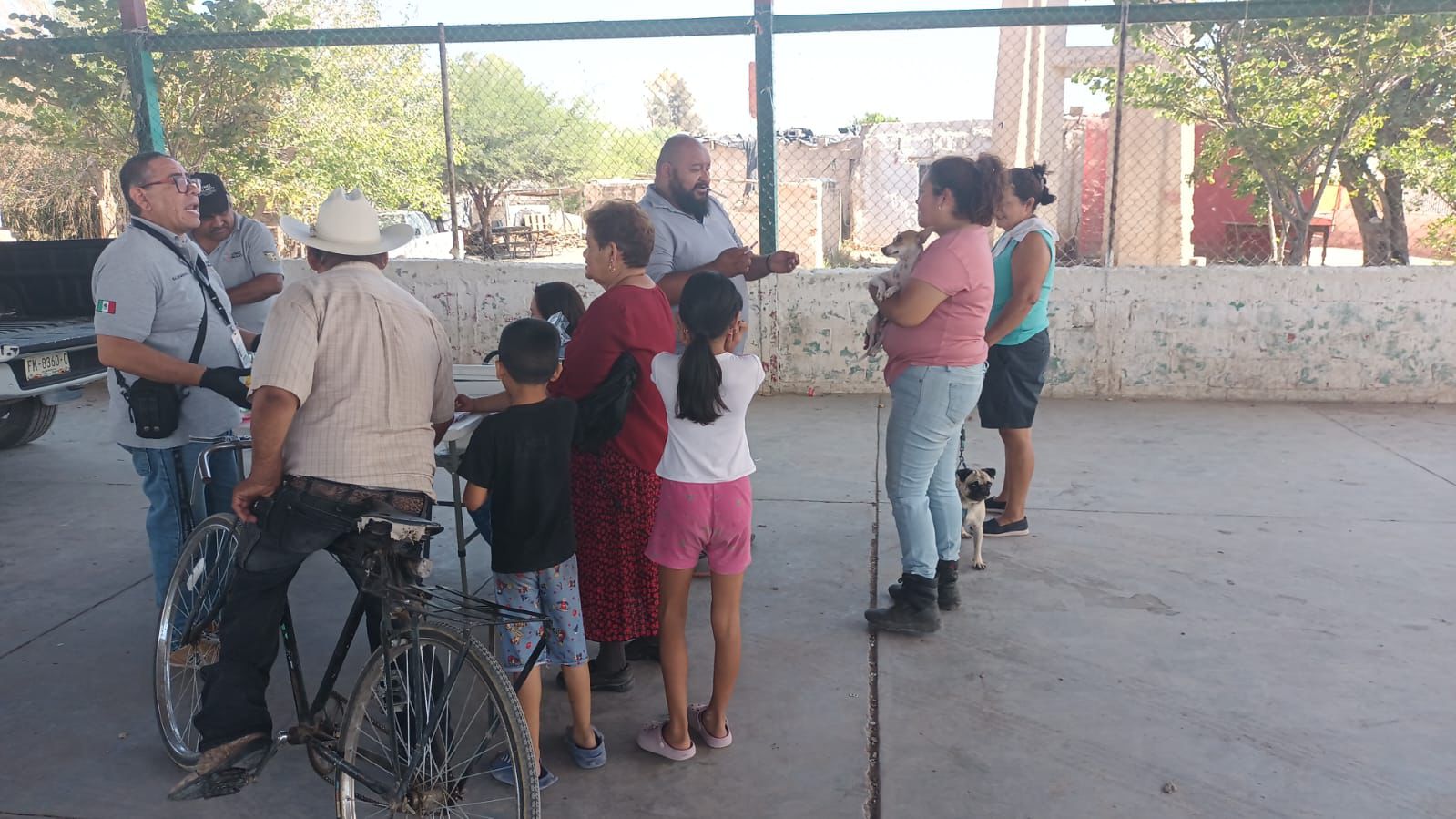Llevan vacunación y desparasitación gratuita de mascotas al ejido Venecia