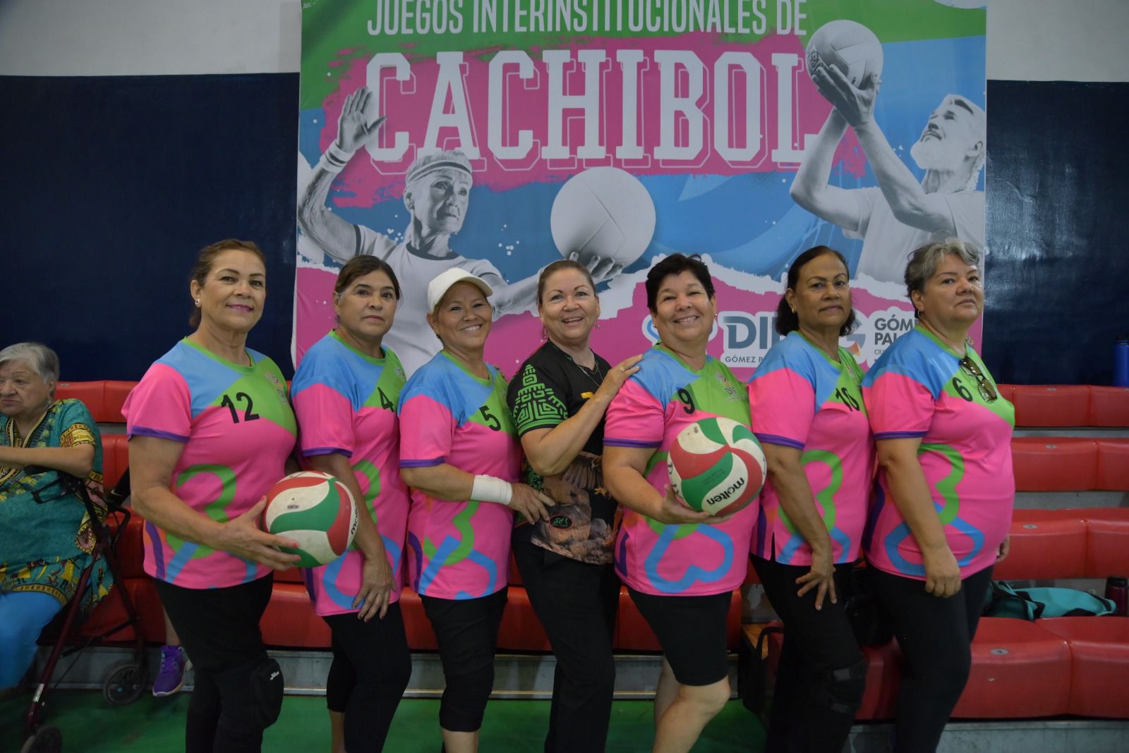 Adultos mayores participan en Torneo Interinstitucional de Cachibol