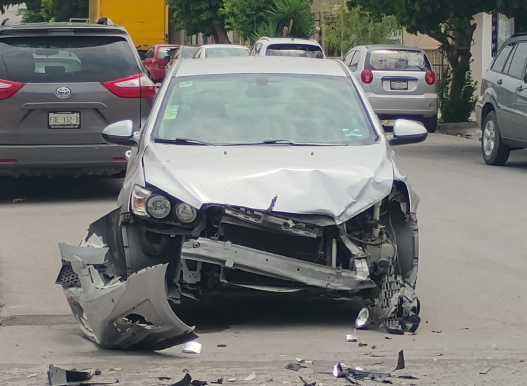 Tráiler se da a la fuga tras chocar contra sedán en Gómez Palacio