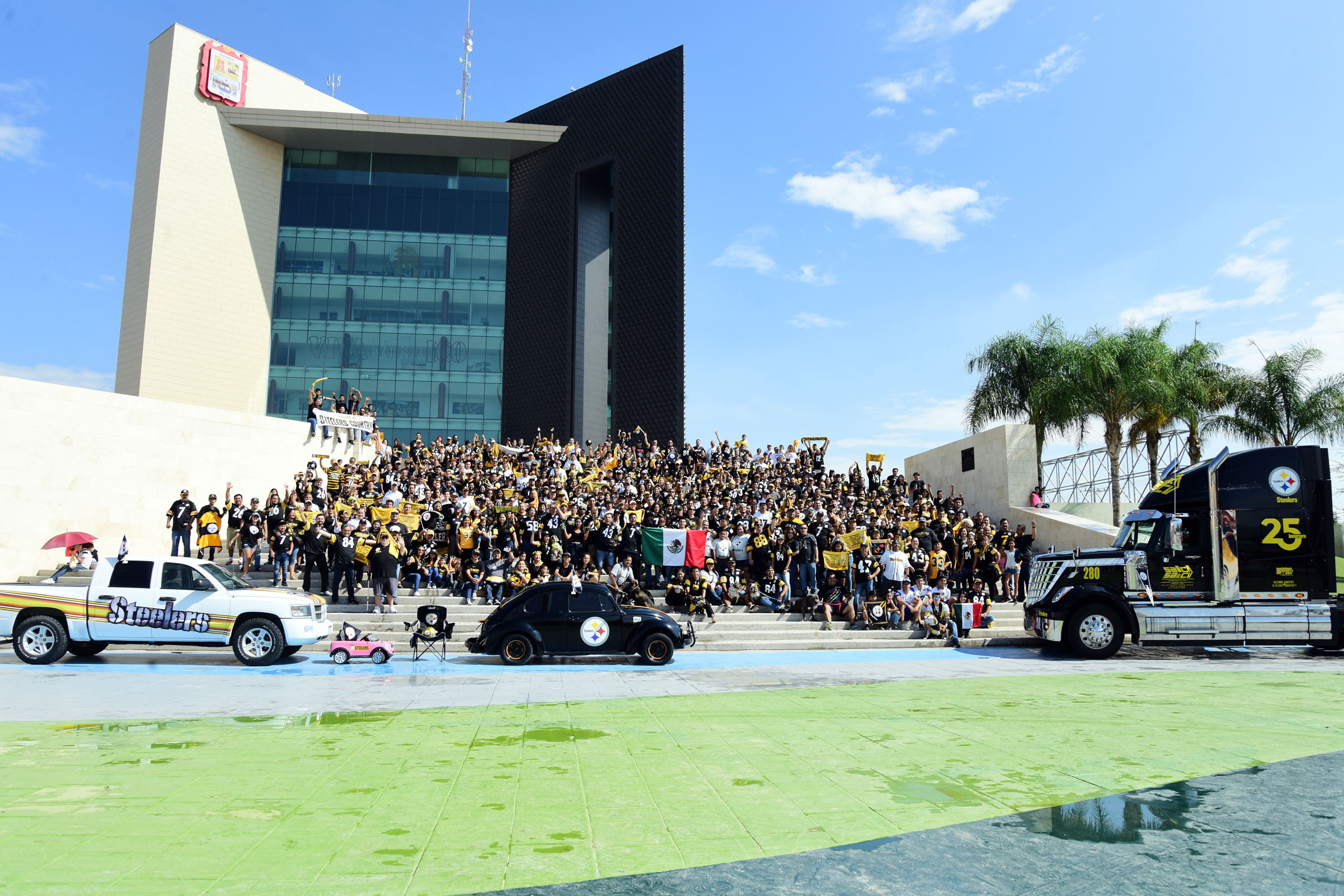 Seguidores de los Steelers en la Laguna, preparan la fotografía previo al arranque de la campaña 2025 de la NFL