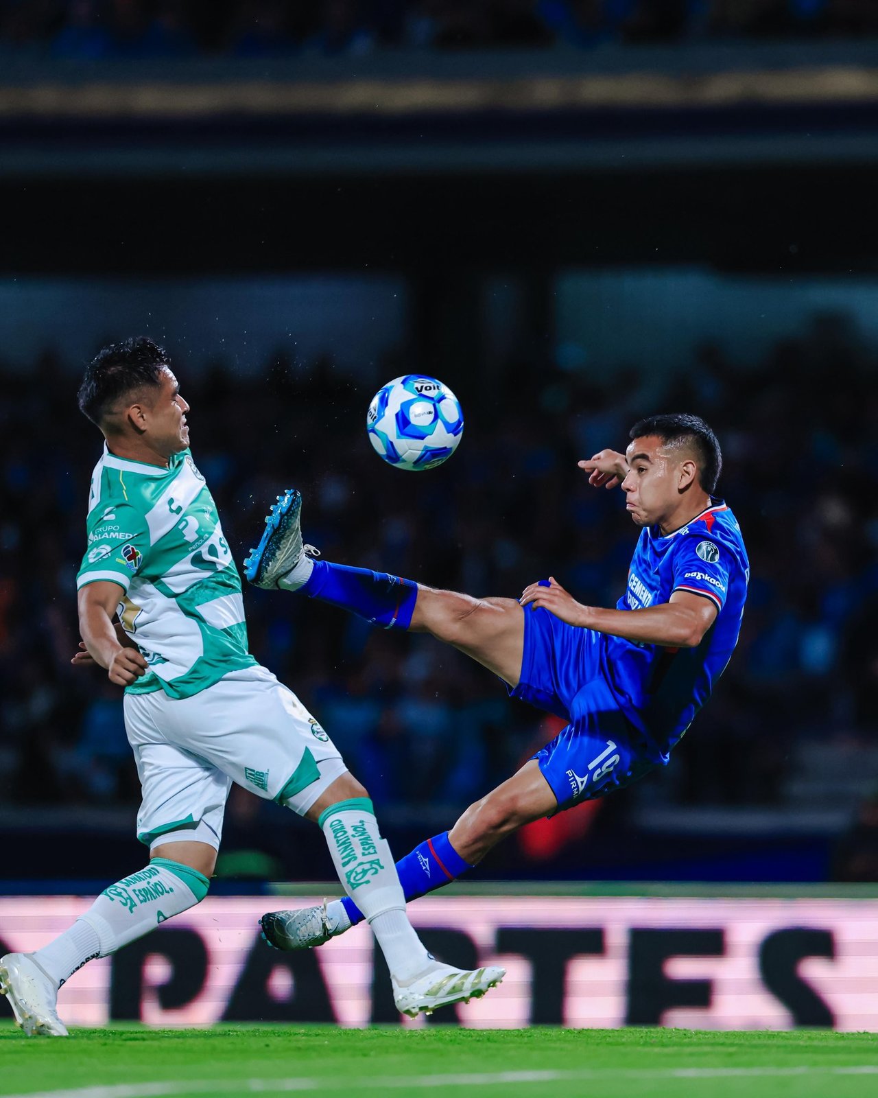 Con un golazo, Carlos Rodríguez abrió el marcador para los cementeros en el Estadio Olímpico Universitario de la capital del país.