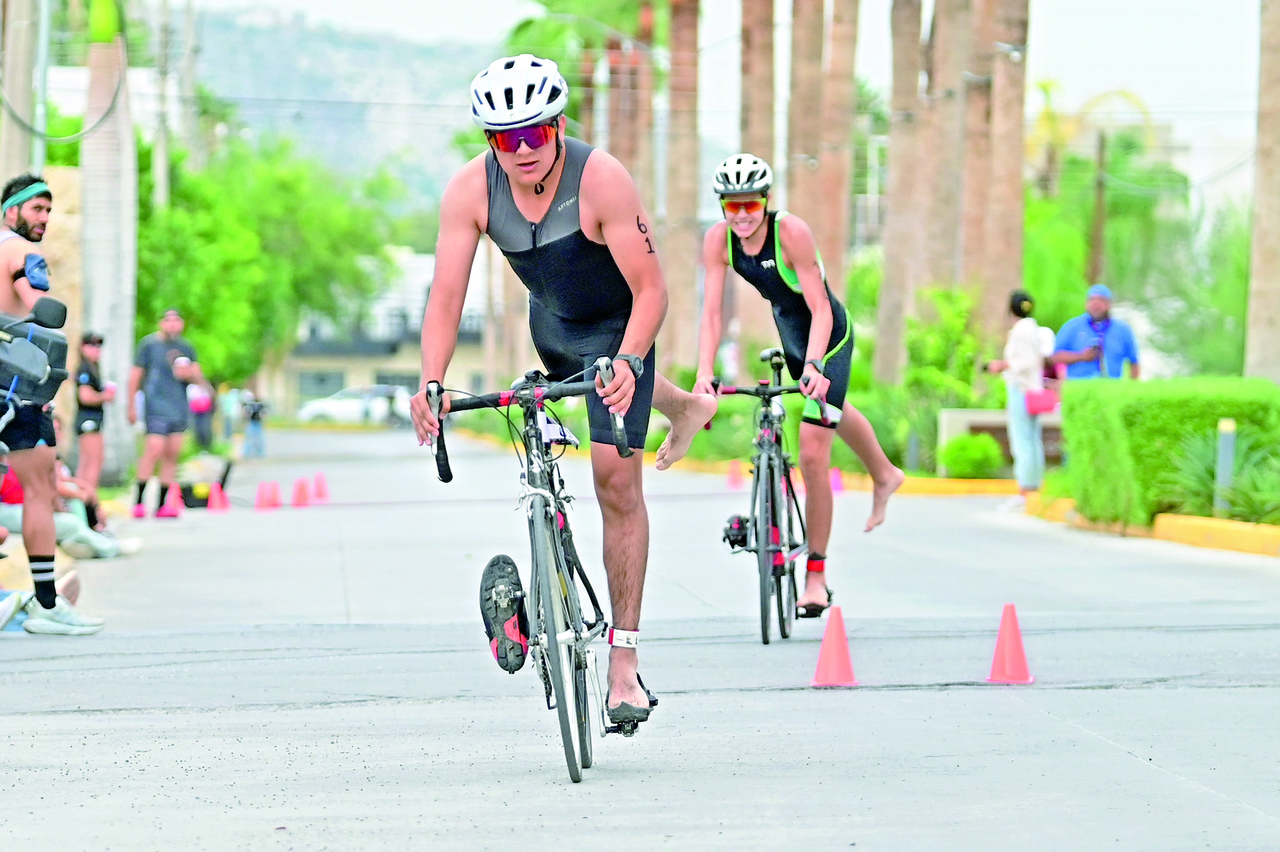 Durante la emocionante competencia en las calles cercanas al club torreonense, las transiciones para cambiar de disciplina fueron muy importantes en los tiempos finales.