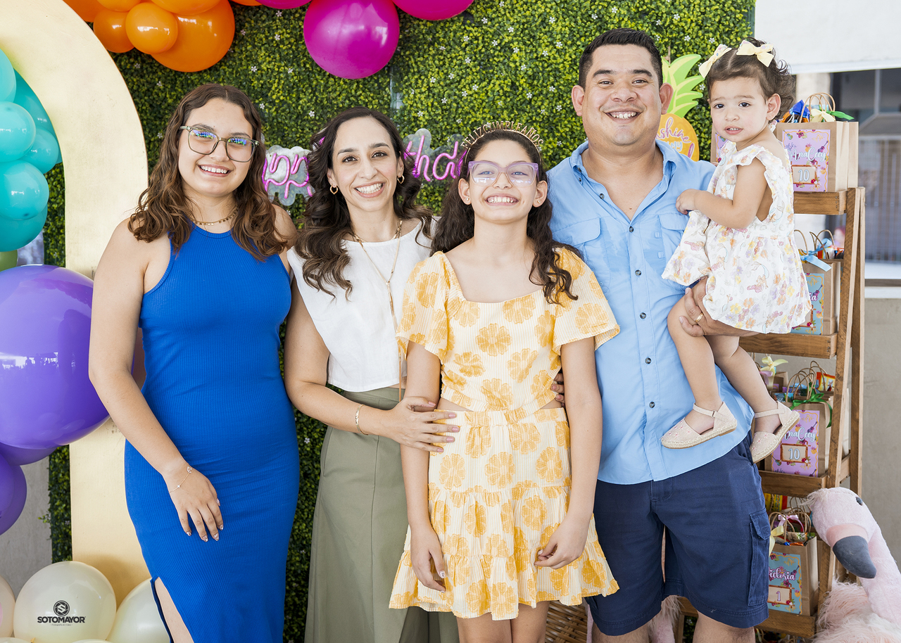Ana Cecilia de León Quiñones y Victoria de León Quiñones, acompañadas de sus papás Víctor de León y Amanda Quiñones y su hermana Mariel de León Quiñones.