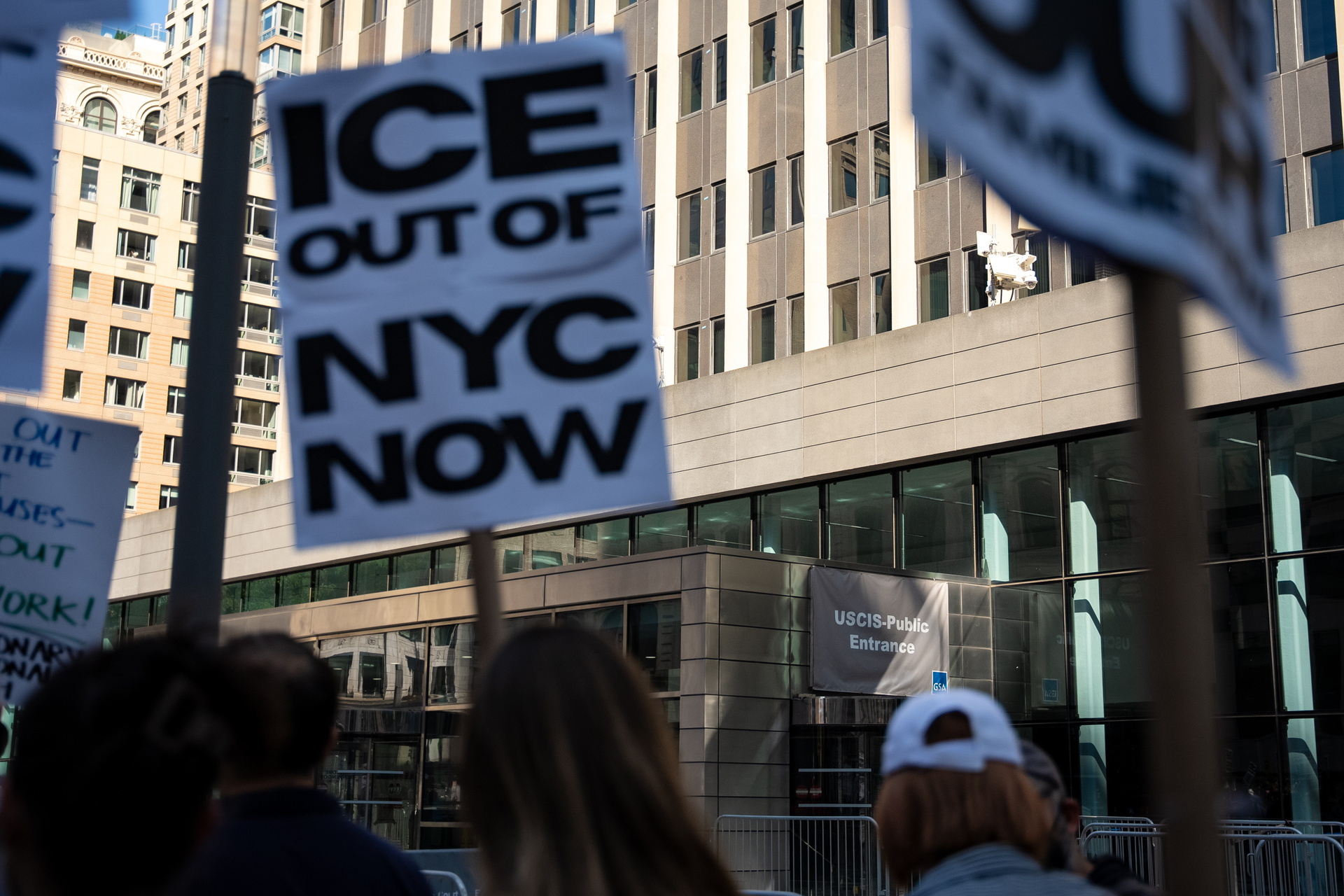 Fiscalía de Nueva York denuncia condiciones inhumanas en detención de inmigrantes por ICE