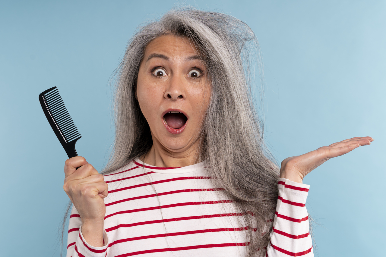 Cubrir las canas con un remedio natural ahora es posible gracias al té negro.