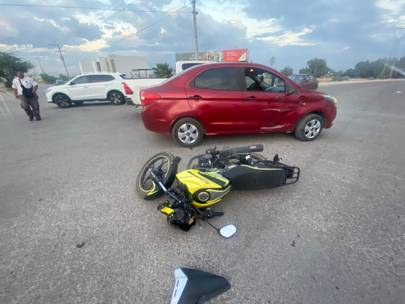 Auto le corta la circulación a motociclista en la colonia Nuevo Castillo de Gómez Palacio