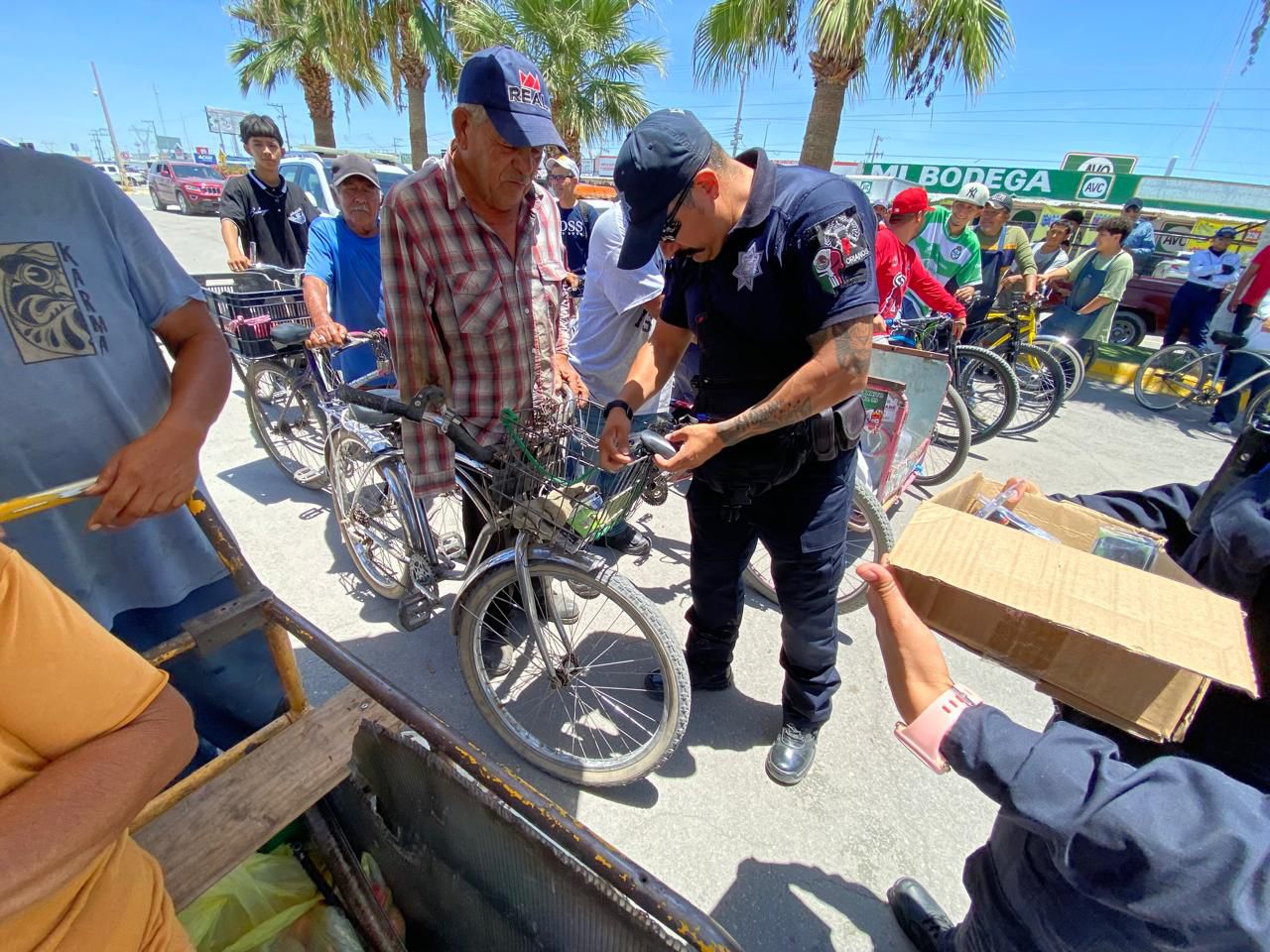 Refuerza Ayuntamiento seguridad vial para ciclistas con la entrega de 700 kits de iluminación en Gómez Palacio