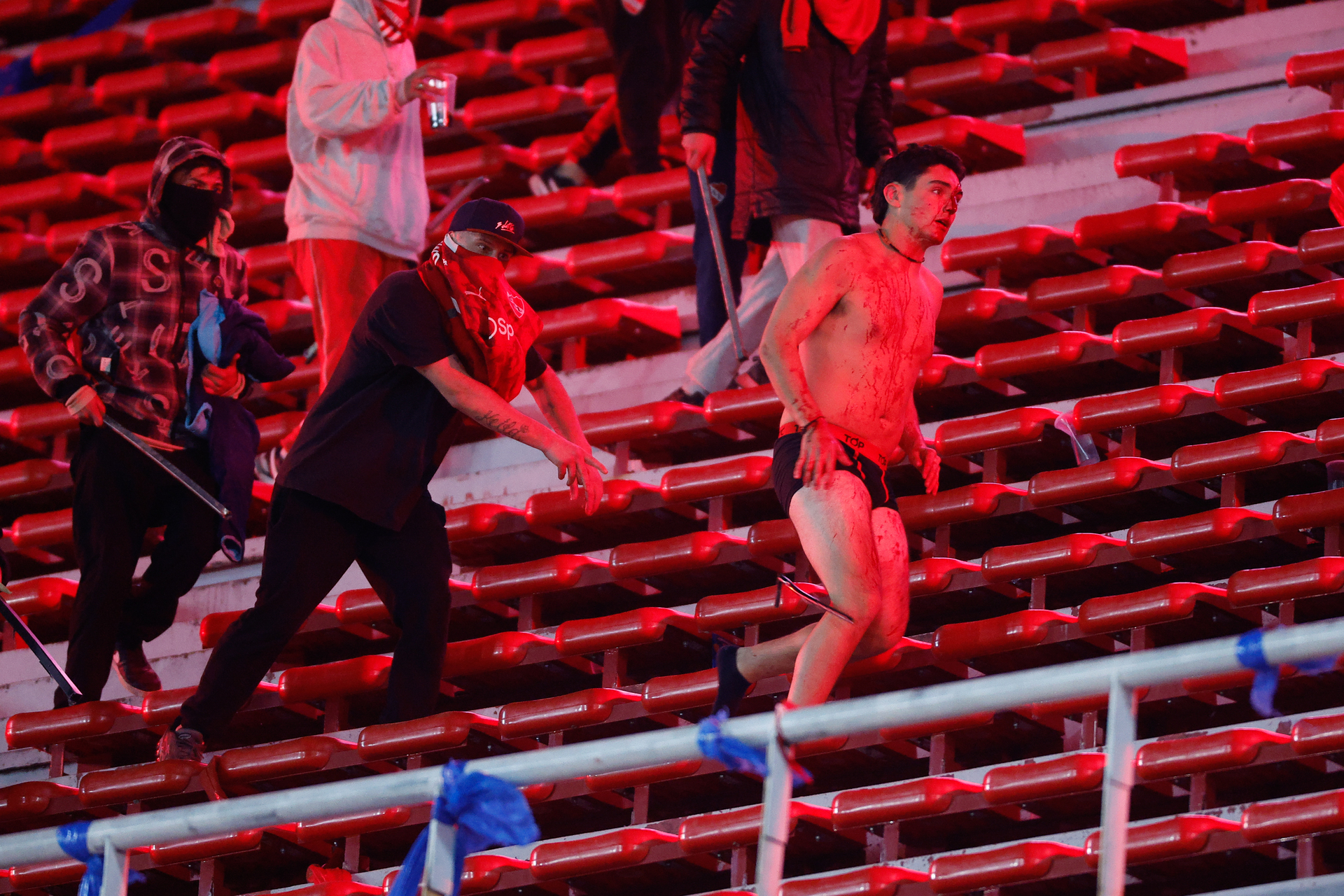 10 heridos y 90 detenidos tras brutal violencia en el partido entre Independiente y U de Chile